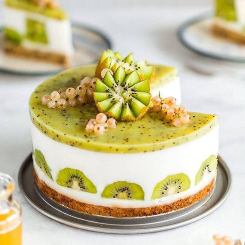 Monday treat 🤤 Kiwi yogurt cake 🥝 Yes pls 🤩…